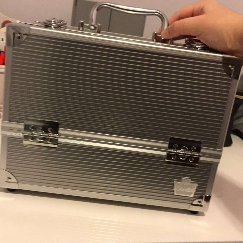 MAKEUP TRAINCASE